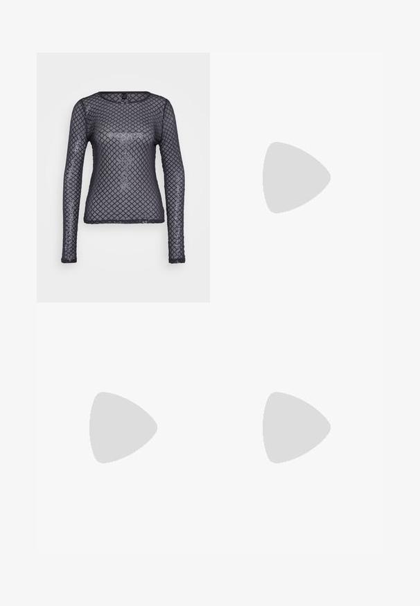 Top de malla de manga larga en negro con un patrón de diamantes. La tela es transparente con un ligero brillo, presenta un escote redondeado y un diseño ajustado.; Pantalones negros hechos de una tela suave con un corte estructurado, que cuentan con un cierre de botón en la cintura y dobladillos doblados en el bajo.; Botín negro hasta el tobillo hecho de cuero liso con una punta afilada y un tacón grueso y rectangular. Presenta un borde superior cosido para mayor detalle.; Pendientes de aro de metal plateado con una textura cepillada, que presentan un diseño circular y un respaldo transparente para un uso seguro.
