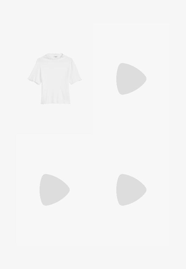 Weißes geripptes T-Shirt mit kurzen Ärmeln und gerafften Kanten am Halsauschnitt und an den Ärmeln. Weicher Stoff, lässige Passform, keine sichtbaren Muster oder Verzierungen.; Schwarze Baumwollmischungshose mit geradem Bein, vorderem Knopfverschluss und zwei Seitentaschen. Glatte Textur, keine sichtbaren Muster.; Schwarze Leder-Cowboy-Stiefel mit spitzer Zehenform, in mittlerer Wadenhöhe, verziert mit silberner filigraner Stickerei und einem geschichteten Absatz.; Cremfarbener gepolsterter Haarreif mit gedrehtem Design, kombiniert mit einem beigen und weißen gestreiften Shirt mit rundem Halsausschnitt. Dezente Schmuckakzente.