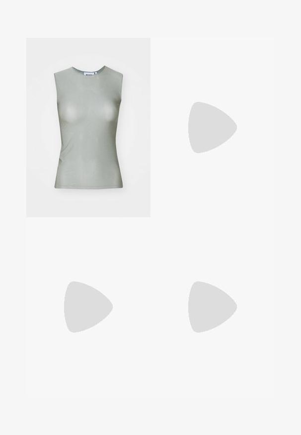 Top senza maniche di colore verde chiaro realizzato in tessuto morbido, con collo alto e silhouette aderente. Nessuna hardware o motivo visibile.; Pantaloni della tuta grigi a gamba larga realizzati in tessuto morbido. Presentano un elastico in vita con cordoncino e non hanno motivi o accentuazioni visibili. Texture liscia.; Sneaker in pelle dorata con punta rotonda, dettagli bianchi e suola in gomma. Presenta un design decorativo lungo il lato e le stringhe.; Occhiali da sole con una sottile montatura in metallo color oro, lenti sfumate marroni e un design geometrico elegante. Presentano aste curvate.; Borsa a mano con stampa leopardata e base in finta pelle nera, manici superiori doppi, cerniera dorata e linguette in finta pelle nera accentuate. Forma rettangolare.