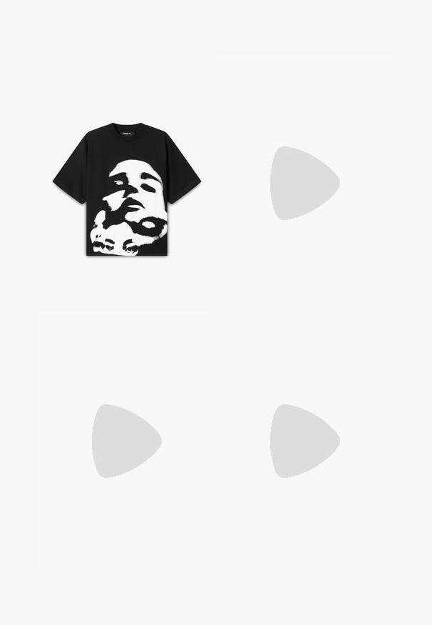 Zwarte katoenen t-shirt met een grote witte en zwarte grafische print van een gezicht. Korte mouwen en een ontspannen fit met een ronde hals.; Zwarte wijde pantalon van een gladde stof. Voorzien van een elastische tailleband en twee zijzakken. Gepersonaliseerd ontwerp met plooien aan de voorkant.; Zilveren en zwarte sportschoenen met een bovenwerk van mesh, een gevoerde zool, vetersluiting en een zijlogo.; Zwarte zonnebril met rechthoekige lenzen, matte plastic montuur en rechte randen. Bevat het merkteken op de binnenarm.; Guess horloge met een rechthoekige groene plastic behuizing, een zwarte rubberen band met textuur, en meerdere wijzers met vetgedrukte cijfers en accenten.