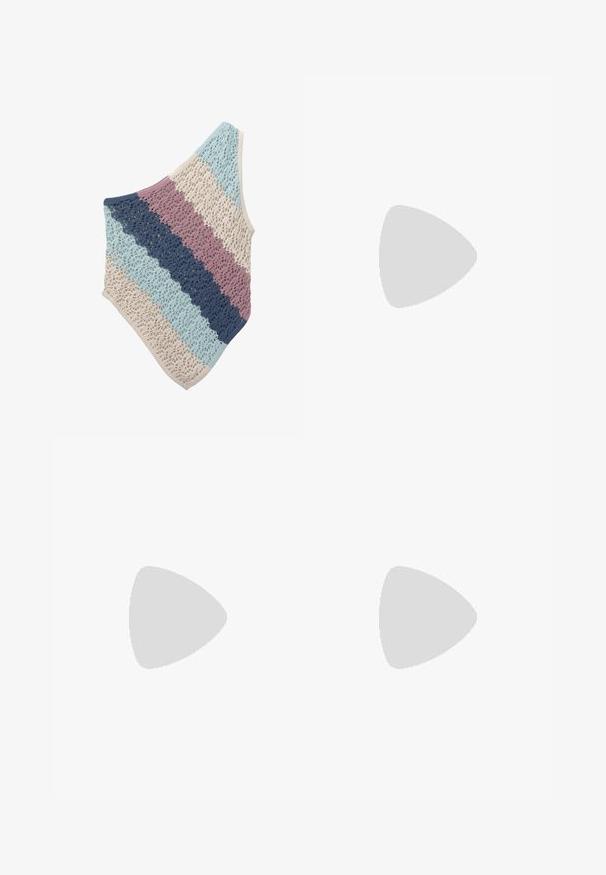 Häkelstola mit abwechselnden Streifen in Hellblau, Marineblau, Rosa und Beige. Filigranes Spitzenmuster in dreieckiger Form.; Navyblaue Baumwollshorts mit einem Kordelzugbund, seitlichen Schlitzen und einer glatten Textur. Einfaches Design ohne sichtbare Muster oder Akzente.; Keilsandalette mit einem gewebten, strukturierten beigen Obermaterial, einem Stoffschaft für den Knöchel und einer geflochtenen Jute-Keilsohle. Verfügt über ein geschlossenes Fersen- und offenes Zehendesign.; Beige gesteppte Umhängetasche mit geschwungener Form, Reißverschlussverschluss, goldfarbener Hardware und abnehmbarem Gurt. Besitzt ein Logo-Patch auf der Vorderseite.