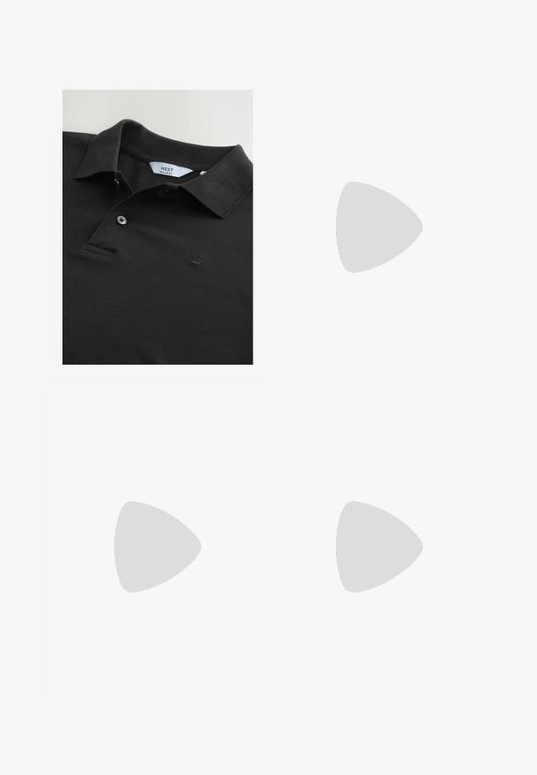 Polo noir en tissu texturé avec un col, deux boutons et un petit logo de couronne brodé sur la poitrine. Coupe standard.; Pantalons larges noirs en tissu léger, avec une taille élastique et un cordon de serrage, sans poches visibles.; Sandales en cuir marron avec deux brides réglables, surface texturée, semelle intérieure rembourrée et semelle en caoutchouc épaisse avec des accents de couture orange.; Lunettes de soleil rectangulaires noires avec des verres verts, dotées d'une finition brillante et de branches fines. Marquage minimal sur la monture.