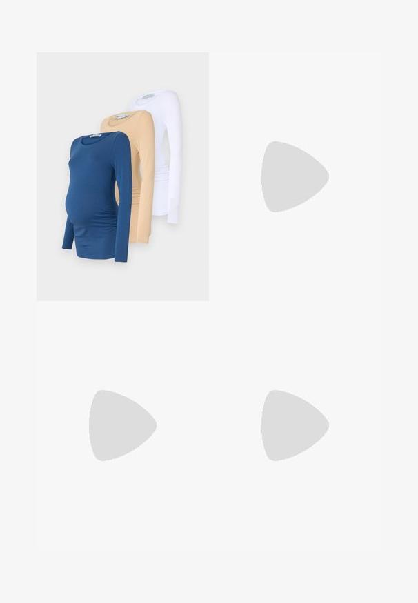 Drei langärmlige Umstandblusen in Blau, Beige und Weiß. Hergestellt aus weichem Stoff mit taillierter Passform und seitlichen Raffung für zusätzlichen Komfort.; Rosa Leggings mit einem nahtlosen hohen Bund, der an den unteren Beinen mit einem transparenten gestreiften Cutout verziert ist. Hergestellt aus dehnbarem, glattem Material.; Schwarze Leder-Ankle Boots mit elastischen Seitenpanelen, dicker Gummisohle und einem hohen Blockabsatz. Mit einem Zugriegel auf der Rückseite.; Braune Leder-Crossbody-Tasche mit geschwungener Form, goldfarbenen Beschlägen und einer Schnallenakzentuierung. Verfügt über einen abnehmbaren Schultergurt.