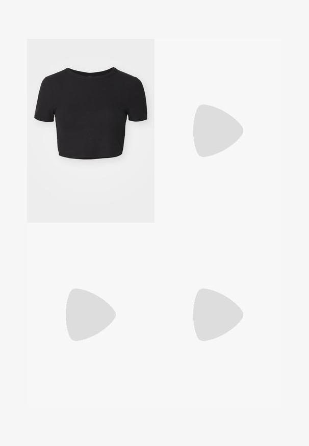 Czarny krótki t-shirt wykonany z materiału prążkowanego. Posiada krótkie rękawy i okrągły dekolt. Miękka struktura z dopasowanym krojem.; Legginsy w panterkę z wysokim stanem, gładką fakturą i dopasowanym krojem, sięgającym do kostek.; Czarne sneakersy pikowane z teksturowaną cholewką, białą masywną podeszwą i czarnymi sznurówkami, z akcentem na pięcie z logo oraz wyściełanym kołnierzem.; Czarna torebka torba skórzana o teksturowanym wykończeniu, z dwiema solidnymi rączkami i metalicznym akcentem logo na górze pośrodku.