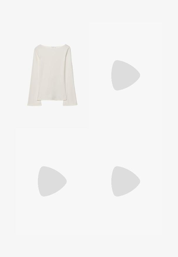 Weißes Langarmtop mit einem Boot-Ausschnitt. Hergestellt aus weichem Material, zeichnet sich durch ausgestellte Ärmel und einen geraden Saum aus und bietet ein einfaches und vielseitiges Design.; Camo-Hose mit weitem Bein in Dunkelgrün und Oliv, mit einem Blattmuster. Aus Baumwolle gefertigt, mit klassischem Fünf-Taschen-Design und Knopfverschluss.; Knöchelhohe Stiefel im Schlangenlederdesign mit einem strukturierten gold-braunen Muster, ausgestattet mit einer flachen Sohle und einer dezenten Zuglasche oben.; Olivgrüne Ledertasche mit geflochtenen Griffen, einem Reißverschluss-Frontfach und dekorativen Fransen. Strukturierte Oberfläche, kompakte rechteckige Form.