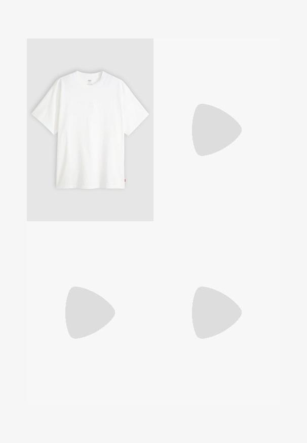 Bijela kratka majica od pamuka s okruglim izrezom. Sadrži suptilni reljefni logo detalj sprijeda i crvenu oznaku na rubu.; Svijetloplave traper kratke hlače visokog struka, s dizajnom od pet džepova, prošivenim rubovima i metalnim kopčanjem. Imaju teksturu s klasičnim završetkom.; Bijele slip-on tenisice s teksturiranom površinom, debelim đonom i minimalističkim dizajnom. Sadrže logo branda sa strane.; Crni messenger ruksak od glatkog materijala, s preklopom, srebrnim kopčanjem i podesivim remenom za rame.
