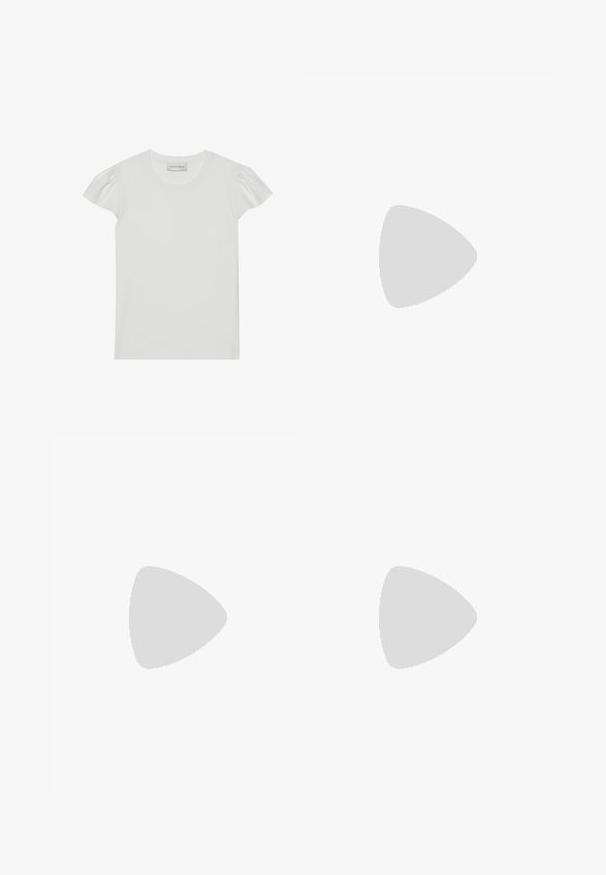 Weißes Kurzarm-T-Shirt aus weicher Baumwolle. Mit kleinen gepufften Ärmeln und rundem Halsausschnitt. Etikett: "ANNA FIELD" am Hals.; Weiße Jogginghose aus weichem Stoff, mit einem Kordelzugbund, elastischen Bündchen und zwei Seitentaschen für Praktikabilität.; Weiße High Heels aus glattem Material mit spitzem Schuhschild und Knöchelriemen. Mit einem hellbraunen Innenleben und goldfarbener Hardware-Akzentuierung.; Weiße Lederhandtasche mit strukturiertem Design, ausgestattet mit einem Magnetverschluss und einem Schulterriemen, präsentiert vor einem neutralen Hintergrund.