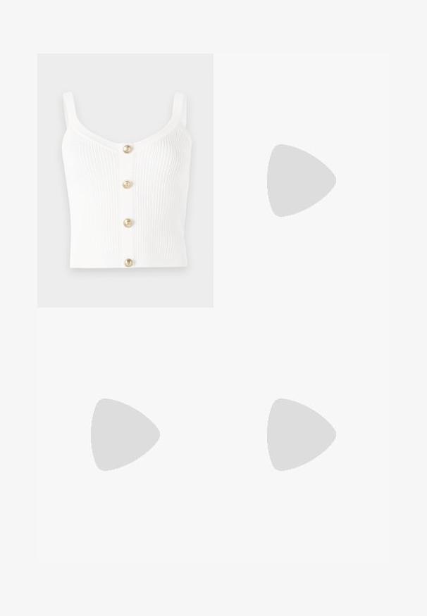 Top in maglia bianca a coste con scollatura a mare e cinque bottoni dorati al centro. Tessuto liscio con spalline sottili.; Gonna a matita in maglia navy e bianca con un motivo geometrico a diamante. Presenta una vita elasticizzata a strisce e una superficie liscia.; Scarpe con tacco alto beige in tessuto testurizzato con un motivo ripetuto. Design con punta appuntita e dettaglio dorato sul tacco.; Mini borsa a tracolla nera in paillettes con una tracolla texturizzata annodata e catena argentata. Forma rotonda con parte superiore arricciata e dettagli riflettenti.
