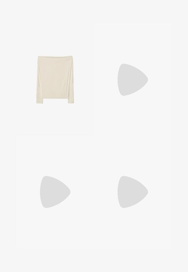 Langärmliges, off-white Oberteil aus weichem Stoff mit lockerer Passform, mit einem offenen Rundhalsausschnitt und tiefen Schulternähten.; Hellblaue Denim-Shorts im klassischen Fünf-Taschen-Design, mit genähten Akzenten und rohem Saum. Sie verfügen über einen Metallknopf und einen Reißverschluss.; Braune, mit Absatz versehene Flip-Flop-Sandale mit einem schmalen Riemen und abgerundetem Zehensteg, der ein kleines goldfarbenes Akzent auf dem Fußbett aufweist.; Weiße Perlenkette mit unterschiedlichen Formen und Größen, ausgestattet mit einem silbernen Toggle-Verschluss. Glatte Textur mit glänzender Oberfläche.
