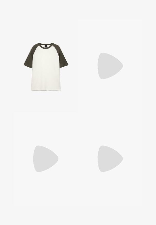 Rövid ujjú pamut póló, fehér alappal, sötétzöld raglán ujjakkal és kerek nyakkivágással.; Beige színű pamut rövidnadrág, egyenes szabással, plisszírozott elülső résszel, oldalsó zsebekkel és egy gombbal záródó derékkal.; Fekete sportcipő textúrázott hálós felsőrésszel, megerősített orral és gyorsfűző rendszerrel. Jellemzője a strapabíró talp és a kis mértékű sarokemelkedés.; Fekete, oversize napszemüveg ovális lencsékkel, sima műanyag kerettel és arany részletekkel a fülpánton. Sötét lencséi védelmet nyújtanak a napfény ellen.