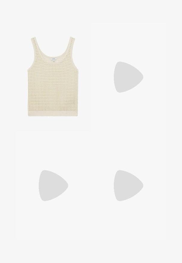 Crème-kleurige tanktop met een losse, open breipatroon en brede schouderbanden. Afgewerkt met een geribbelde zoom, wat zorgt voor een textuur aan het geheel.; Crème-kleurige gebreide shorts met een gestructureerde, open weving. Voorzien van een koord in de taille en twee voorzakken. Casual ontwerp, middellange pasvorm.; Zwarte platform sandalen met twee brede banden, gemaakt van glad materiaal. Bevat een chunky zool met een geprofileerde onderkant voor grip.; Zwarte zonnebril met bruin getinte lenzen; rechthoekige vorm met een dikke rand, inclusief subtiele hardware accenten op de veertjes.
