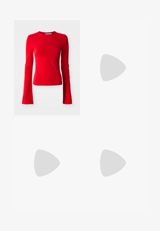 Top roșu cu mâneci lungi, realizat dintr-un material neted și elastic. Prezintă un guler tip crew și o siluetă ajustată. Design simplu, fără modele sau accente.; Fustă gri cu croială dreaptă, două buzunare frontale, închidere cu nasture pe față și un model texturat subtil.; Sandaș cu toc înalt, de culoare maro, cu o curea subțire și vârf rotunjit, având un mic accent auriu pe talpa interioară.; Ochelari de soare ovali maro, cu lentile închise la culoare. Ramele sunt dintr-un material translucid maro și prezintă un logo imprimat pe tempere.; Geantă din suede de culoare bej, cu două mânere lungi, formă rectangulară și cusături decorative. Dispune de o curea laterală și detalii subtile din aur.