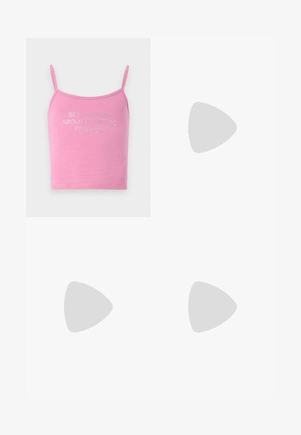Canottiera in cotone rosa con spalline sottili, caratterizzata da un testo in strass che dice "SOGNI SEX SU AMICI PLATONICI." Texture liscia, design casual.; Pantaloni a gamba larga in cotone di colore bianco sporco. Caratterizzati da una zip frontale e due tasche laterali. Texture liscia e design a vestibilità rilassata.; ASICS SportStyle GEL-NIMBUS 9 - Sneakers basse - feather grey/carrier grey; Occhiali da sole cat-eye neri con lenti scure, montatura in plastica, stanghette sottili e una leggera marca sulla parte interna del braccio. Finitura opaca.