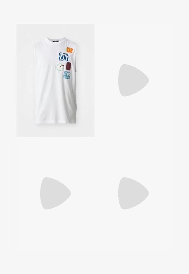 Witte mouwloze katoenen t-shirt met kleurrijke grafische patches, waaronder palmboomen, bloemen en abstracte ontwerpen in blauw, groen en rood.; Blauw-wit gestreepte langemouwen shirt van katoen. Heeft een button-down kraag en een borstzak met een marineblauw logo.; Beige cargobroek van katoen, met een brede pijpdesign, twee grote zijzakken en een knoopsluiting bij de taille.; Beige retro sneakers met een bruine rubberen zool, met gestreepte accenten en geborduurde logo's. Draag ze met witte sokken met gestreepte bruine details.