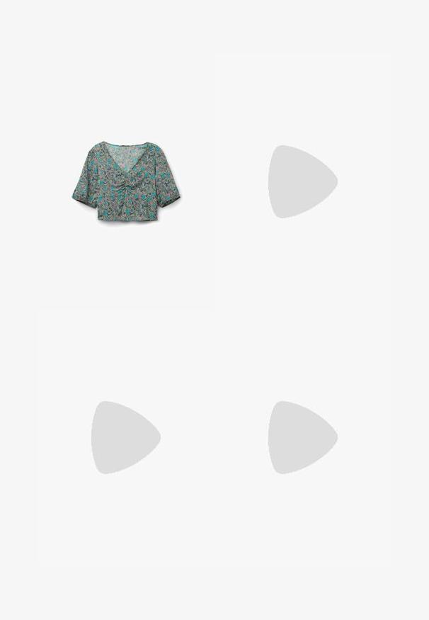 Chemise courte en tissu léger avec un motif floral paisley turquoise, rose et noir. Elle possède un col en V et des manches courtes.; Jupe plissée grise en tissu doux, avec des plis en forme de couteau espacés uniformément et une ceinture pour un ajustement parfait.; Escarpins en cuir verni noir avec bout pointu et talon bloc géométrique. Présente un design élégant et minimaliste ainsi qu'une texture lisse.; Sac à main en cuir noir avec une forme courbée, bandoulière amovible et des accessoires en or. Le sac est doté d'un rabat avec un détail de boucle.