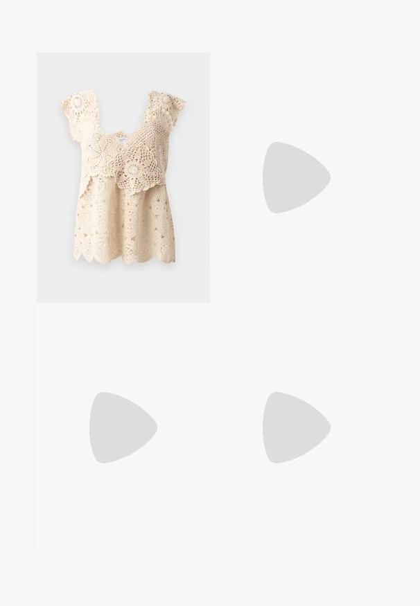 Béžový háčkovaný top s vlnitým lemom, kvetinovými vzormi a krátkymi, volánovými rukávmi. Obsahuje zložitú čipkovú výzdobu po celom materiáli.; Hnedé nohavice s širokými nohavicami vyrobené z texturovanej látky. Majú vysoký pás s dvoma prednými skladmi a rovné, voľne splývajúce nohavice.; Stuart Weitzman TULLY SLINGBACK - Klasické lodičky na opätku - fawn; Hnedá kožená kabelka so štruktúrovaným tvarom, s jedným horným uchom a odnímateľným ramenným popruhom. Detail v zlatej farbe.