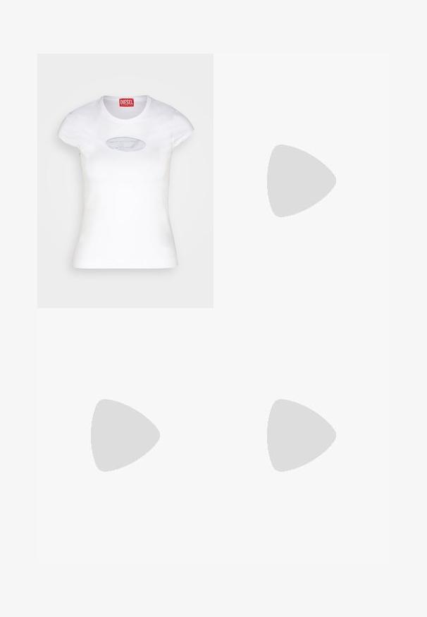 Witte, aansluitende T-shirt van katoen, met een ronde hals en korte mouwen, voorzien van een lichtblauw geborduurd logo aan de voorkant.; Lichtgrijze sweatpants met een elastische tailleband en draagkoord. Beschikt over wijde pijpen en verticale naaddetails voor extra ontwerp.; Lichtgrijze sportschoenen met een bovenwerk van mesh en synthetisch materiaal, voorzien van een vetersluiting, een gevoerd kraagje en een gestructureerde zool voor grip.; Zilveren oorringen met een gladde, gepolijste oppervlakte en een dunne, ronde vorm. Het ontwerp heeft een veilige sluiting.