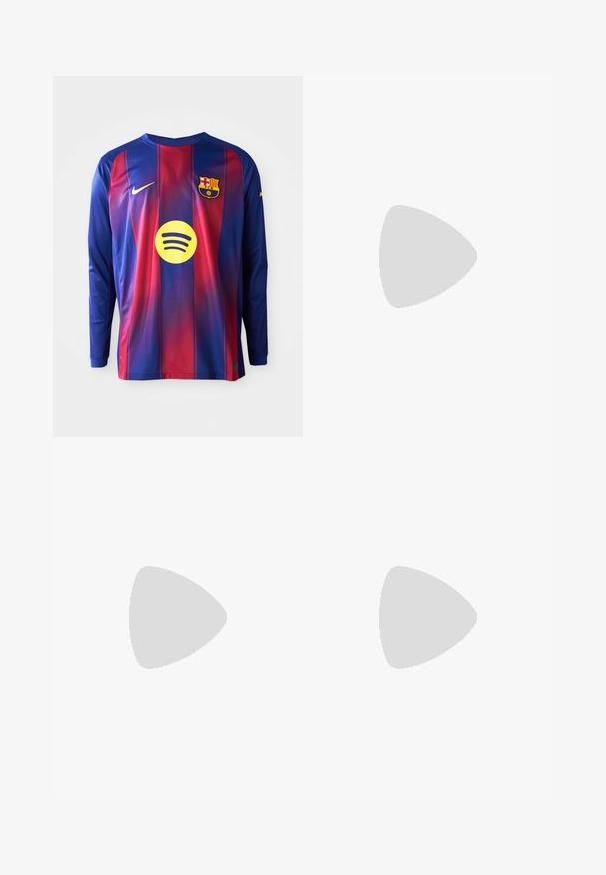 Hosszú ujjú futballmez, amely kék és piros függőleges csíkokkal, Nike logóval, Barcelona címerével és egy kör alakú Spotify logóval rendelkezik a közepén.; Világoskék farmer rövidnadrág, klasszikus szabású, övhurkokkal ellátott derékrésszel, elülső zsebekkel és finom fakulási részletekkel.; Szürke sportcipő, hálós és velúr felsőrésszel, fehér részletekkel, párnázott talppal és jellegzetes dizájnnal, amely visszaverő elemeket tartalmaz.; Háromrétegű ezüstszínű fém nyaklánc, letisztult, rugalmas láncokkal, enyhe fényességgel, homárkapoccsal rögzítve és állítható lánccal.