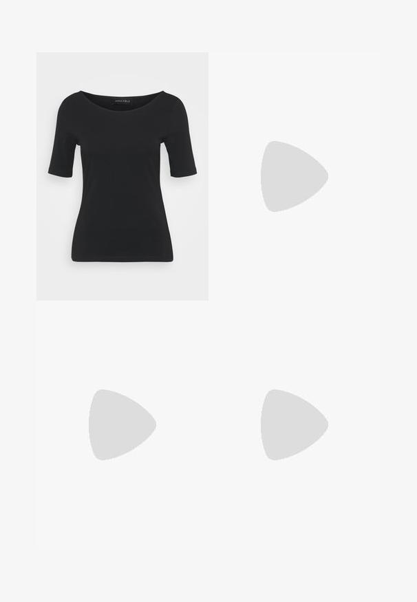 Top preto de manga curta com decote largo, feito de um tecido suave e liso. Design simples, forma ajustada, sem padrões ou detalhes visíveis.; Calças largas castanhas com pregas, cintura elástica e textura suave. Apresentam um design clássico adequado para várias combinações de roupa.; Tênis brancos com material em rede, sola de borracha, design sem atacadores com faixas elásticas e detalhes em tom dourado.; Bolsa preta com forma estruturada, textura suave e um fecho metálico. Combinada com calças largas pretas e sandálias de salto aberto sobre um chão de madeira.