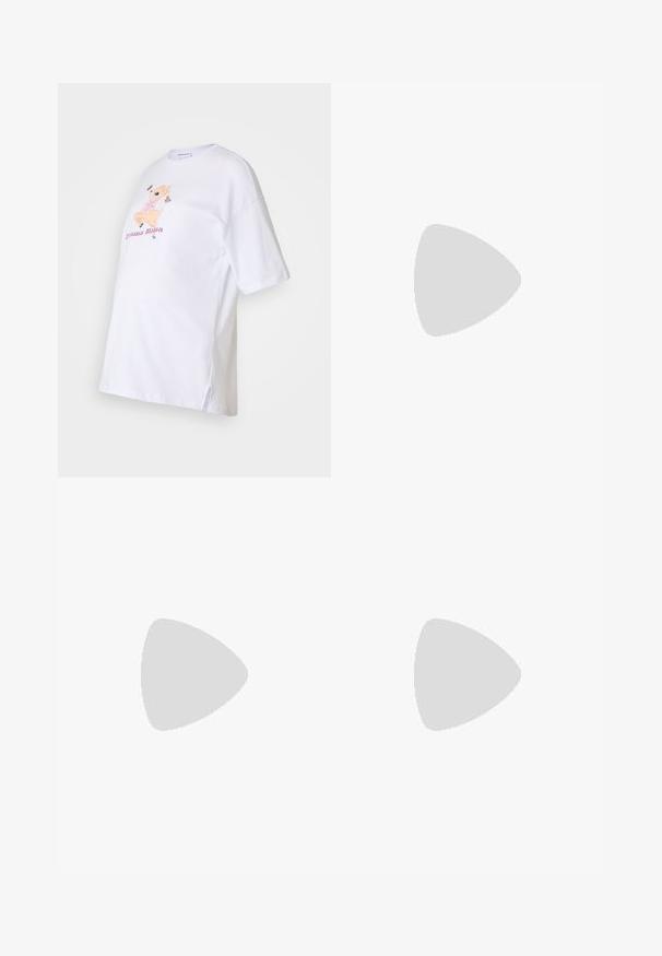 T-shirt en coton blanc à manches courtes, avec un graphique coloré d'un cerf de dessin animé et le texte "Drama Mama" en rose. Fentes sur les côtés à l'ourlet.; Pantalons de maternité bleu marine avec une ceinture extensible et texturée. Les jambes sont larges et fluides, conçues pour le confort pendant la grossesse.; Baskets de sport New Balance blanches et vert clair en tissu en maille, avec une semelle beige et un semelle noire, présentées de côté sur un fond uni.; Sac à main en cuir tressé noir avec une forme incurvée, doté d'une poignée épaisse et d'une fermeture zippée. Surface texturée avec une finition brillante.