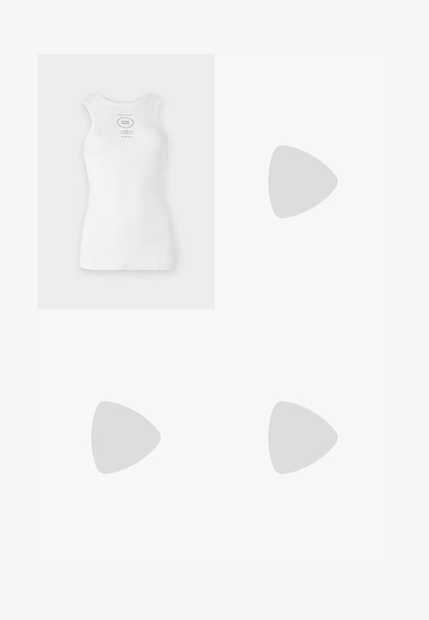 Valge hõlmikriide t-särk, millel on täpselt keha järgi lõige, ribade struktuur ja keskel ümmargune trükitud logo, millel on mustad tekstilised detailid.; Heledadbeige linane püksid sirge lõikega, kahe esiservadega, küljetaskute ja kergelt tekstuuriga pinnaga.; Beige nahkaste kõrged saapad plokknõelaga ja platvormpõhjaga, siledat viimistlust ja kergelt ruudukujulist varvatoe, vasakul valgel taustal.; Pruunist suedi kott pehme tekstuuriga, suure ava ja pikkade rihmadega. Omab lihtsat disaini nähtava õmblusega ja ilma metalldetailideta.