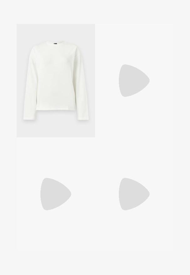 Weißes Langarm-T-Shirt aus weicher Baumwolle. Mit Rundhalsausschnitt und lockerer Passform sowie geradem Saum. Keine sichtbaren Logos oder Muster.; Beige Leinen-Hose mit weitem Bein, elastischem Bund und Kordelzug. Der Stoff hat eine strukturierte Oberfläche, die ein leichtes und luftiges Erscheinungsbild bietet.; Mintgrüner Sweatshirt, Jeansshorts und olivgrüne Slipper. Sitzt auf einer hellen Kommode vor einer strukturierten grauen Wand.; Schildkrötensonnenbrille mit rechteckiger Form, grün getönten Gläsern und gemusterten Acetatrahmen. Verfügt über metalliche Akzente in der Nähe der Gläser.