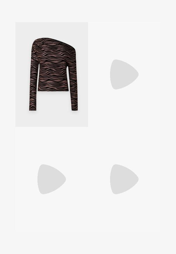 Μακρυμάνικο κοντό τοπ σε καφέ με μαύρες κυματιστές ρίγες, με ασύμμετρη λαιμόκοψη και λεία, ελαστική υφή υφάσματος.; Μαύρη φούστα A-line μέχρι το γόνατο με εφαρμοστό ζωνάκι, κατασκευασμένη από ραβδωτό ύφασμα, εκτεθειμένη σε λευκό φόντο.; Μαύρες δερ μάτινες γόβες με λεία υφή, ραφές και στρογγυλή μύτη, συνδυασμένες με λευκά κομψά παντελόνια.; Μαύρη δερμάτινη τσάντα tote με λείο υφή, ορθογώνιο σχήμα και δύο μακριές λαβές. Χωρίς ορατό υλικό ή διακοσμητικά στοιχεία.