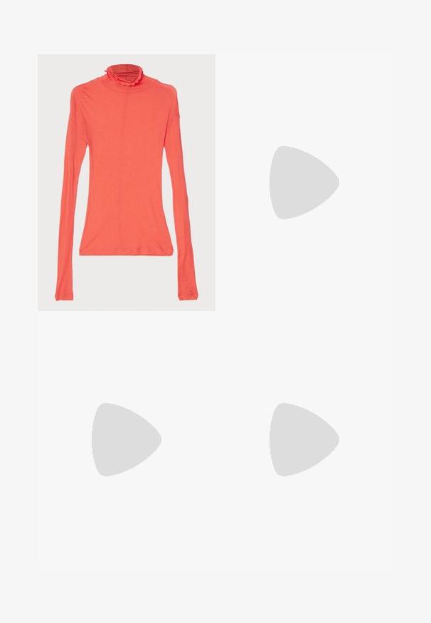 Langarm turtleneck top in levendig koraal, zachte stretchstof, slim fit, met gerimpelde halslijn, gladde textuur, zonder patronen.; Zwarte plissé broek gemaakt van lichtgewicht stof, met een elastische tailleband en een recht model. Gladde textuur, geen zichtbare patronen.; Witte slingback sandalen met een lichte hak, dunne banden en een gladde leren textuur; voorzien van een kleine decoratieve gesp.; Gouden handtas met gekreukt textuur en een rechthoekige vorm, voorzien van een kettingriem en een sluiting bovenop. Gladde, glanzende afwerking.