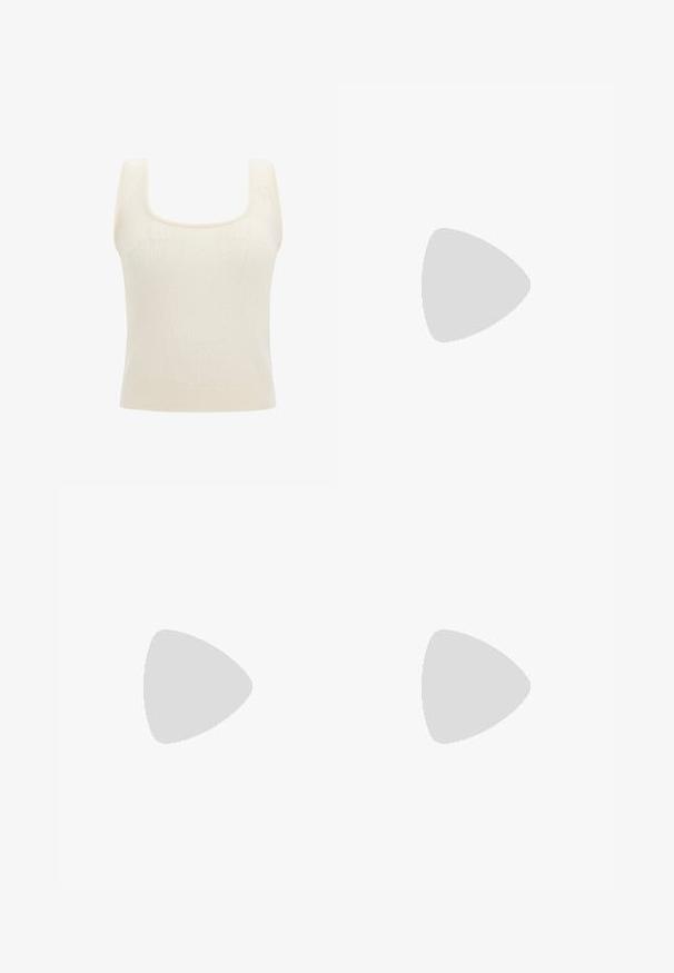Griezts bez piedurknēm topiņš off-white krāsā, ar kvadrātveida dekoltē un teksturētu rakstu. Discreti ribots apakšmalas un biezas plecu lences.; Gaišpelēku ribota adījuma zīmuļu svārki ar augstu jostu, gludu tekstūru, līdz ceļiem garu dizainu un pieguļošu siluetu.; Beige lakotas ādas sandales ar kvadrātveida purngalu, diviem priekšējiem siksniņām, potītes siksniņu ar sprādzi un blokveida papēdi.; Melna spīguļota mini rokas soma ar mezglotu teksturētu siksniņu un sudraba ķēdi. Apaļa forma ar sakopotām malām un atstarojumu detaļām.