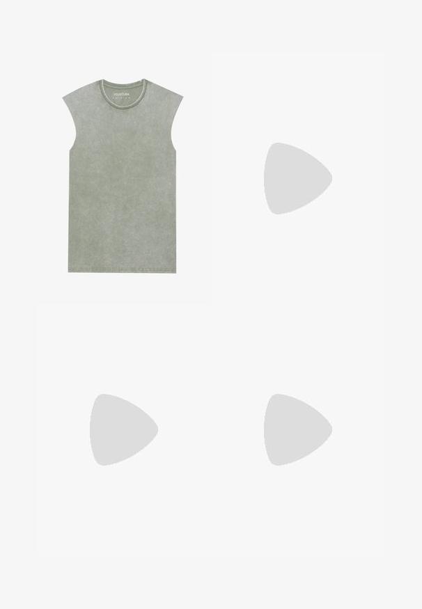 Zielona, bezrękawnikowa koszulka wykonana z miękkiego, teksturowanego materiału. Okrągły dekolt z delikatnym efektem prania i widocznymi szwami na dole.; Jasnoniebieskie dżinsy w prostym kroju, z pięcioma kieszeniami, jednobutonowym zapięciem i subtelnymi detalami haftu na szwach.; Czarne botki sięgające kostki, wykonane z gładkiego zamszu, z ostro zakończonym noskiem i wysokim obcasem typu stiletto. Elegancki, minimalistyczny design bez zdobień.; Pilgrim PHASE UNISEX srebrny