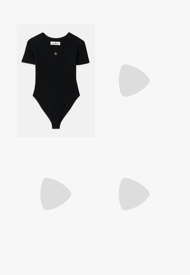 Zwart geribbeld bodysuit met korte mouwen en een ronde halslijn, voorzien van een klein kleurrijk geborduurd logo op de borst.; Zwarte faux leren shorts met een hoge taille, voorzien van twee voorzakken, zichtbare stiksels en een gladde textuur.; Zwarte leren muiltjes met hoge hakken, open teen, spitse vorm, gladde textuur en een slanke stiletto-hak.; Metalen zilveren handtas met een gebogen vorm, dubbele voorzakken, een centrale gespsluiting en verstelbare schouderbanden. Gladde, glanzende textuur.