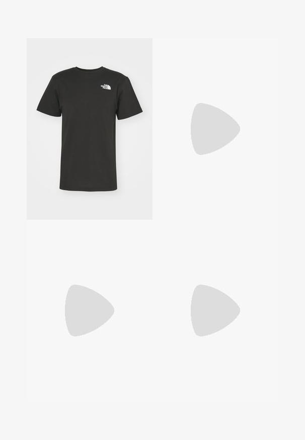 Tricou din bumbac negru, cu guler rotund, mâneci scurte și un mic logo alb pe partea stângă a pieptului. Design simplu, textură netedă.; Pantaloni cargo de culoare verde măslin, cu un design drept, având două buzunare laterale și șnururi reglabile la mansete. Fabricat dintr-un material durabil.; Adidași negri din suede cu accente și șireturi albe, asortați cu șosete albe cu textură în dungi, așezați pe o suprafață gri texturată.; Colier din argint stratificat, având un lanț în stil paperclip și un pandantiv în formă de fulger cu accente negre. Închidere și lungime a lanțului ajustabile.