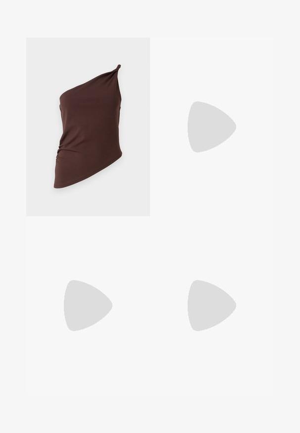 Haut asymétrique marron en tissu lisse, avec une conception à une épaule, détail froncé sur le côté et une silhouette ajustée.; Pantalons larges couleur crème avec un design texturé et plissé, dotés d'une taille élastique. Coupe droite avec une apparence douce et fluide.; Escarpins à talons slingback noirs à bout pointu avec une finition brillante, talon fin et design à dos ouvert. Motif texturé sur le matériau supérieur.; Sac fourre-tout en cuir noir avec une texture lisse, de forme rectangulaire et deux longues poignées. Pas de matériel ou d'ornementations visibles.