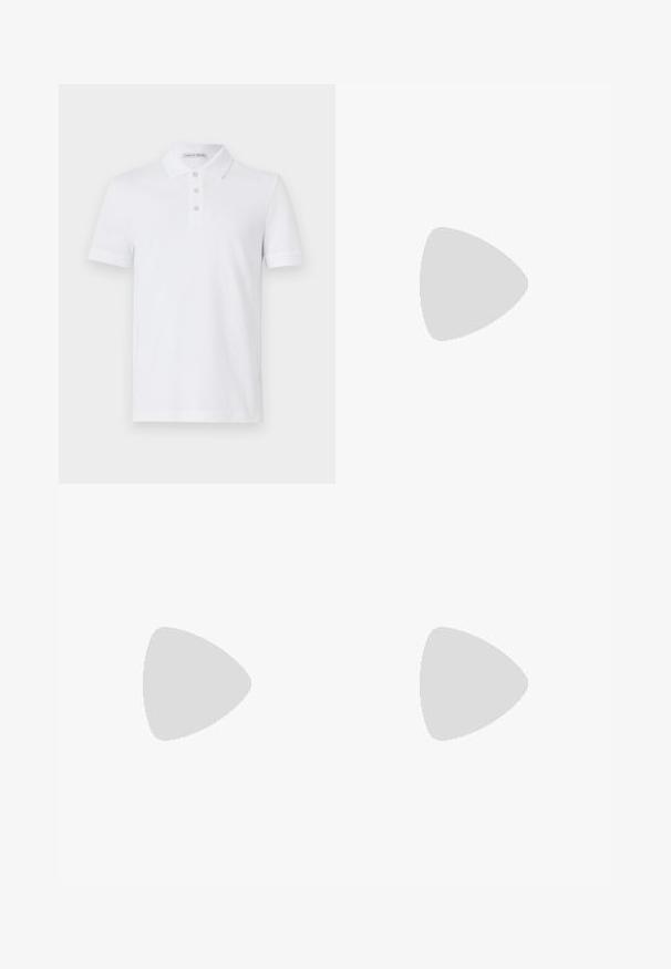 Polo bianco in cotone, con patta a due bottoni, maniche corte e dettaglio logo discreto sul petto. Texture liscia.; Pantaloni blu navy con una vestibilità dritta, dotati di una chiusura anteriore con un bottone e passanti per la cintura, realizzati in un tessuto tessuto liscio.; Mocassini neri in pelle con una texture liscia, punta arrotondata e una striscia decorativa sulla tomaia. Tacco basso impilato, design minimalista.; Borsa a secchiello in suede marrone con dettagli in pelle scura, manici superiori doppi, tracolla regolabile e chiusura con zip robusta.