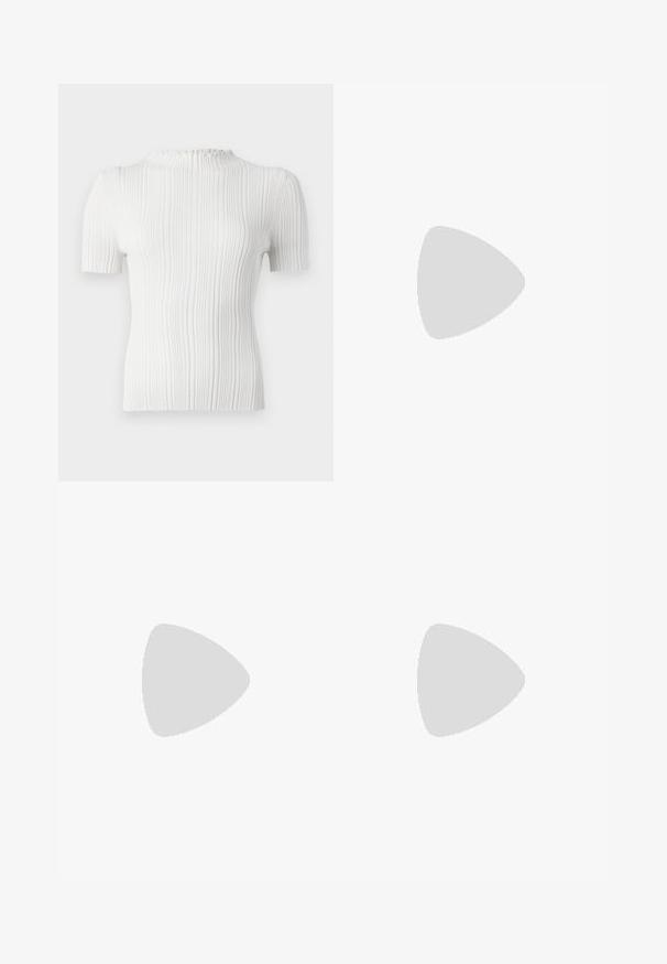 Top branco canelado de manga curta com gola alta e acabamento texturizado. Apresenta linhas verticais subtis e uma silhueta ajustada.; Calças curtas de imitação de couro preto com franjas de strass brilhantes nos bolsos, apresentando um fecho de botão na frente e um design estruturado.; Shoe de salto alto em verniz preto, com bico fino, um salto robusto e uma tira com detalhe em metal.; Colete de couro preto com gola alta, bolsos com fecho, e uma bolsa de mão preta acolchoada com um detalhe em metal prateado, usado com uma saia longa preta.