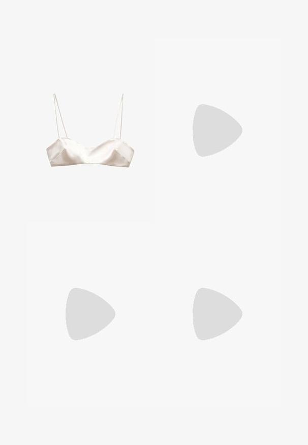 Bralet din satin în ivory deschis, cu bretele subțiri, un design structurat și o ușoară formă în V în față, având o textură netedă.; Fustă midi din satin în nuanța crem, având o textură netedă și lucioasă, cu o siluetă în formă de A. Design simplu, fără alte ornamente.; Sandale cu toc argintiu, cu vârf pătrat, curea subțire pentru gleznă și un toc mic de tip bloc. Suprafață metalică netedă și design minimalistic.; Geantă de mână din piele roșie cu o curea din lanț argintiu, formă rotundă, design plisat și un închizător metalic în partea de sus. Decorațiune cu un detaliu al logo-ului.