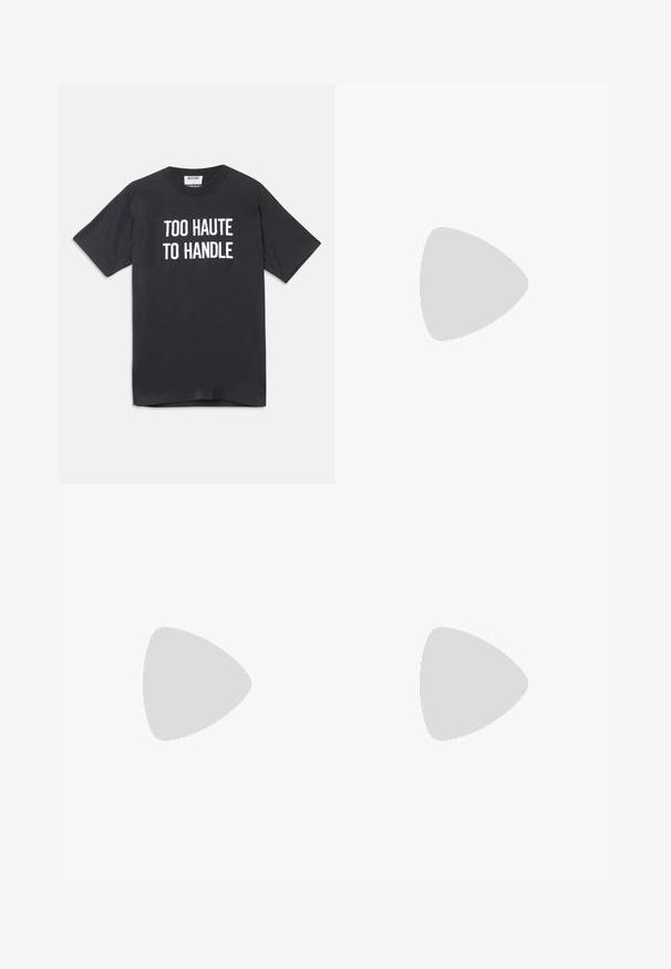 Camiseta de algodón negra con mangas cortas y cuello redondo, que presenta un texto blanco que dice "DEMASIADO CALIENTE PARA MANEJAR" en el delantero.; Falda negra con un diseño acampanado, que presenta dos botones en la parte frontal y un detalle dorado con un corazón rojo en el lateral. Textura de tela suave.; Zapato de tacón tipo slingback negro con punta afilada, patrón de serpiente texturizado, tacón de aguja y una hebilla decorativa en la correa.; Bolso de mano de cuero negro con costuras geométricas blancas, un asa superior y una correa de hombro desmontable. Presenta detalles dorados y cierre con cremallera.