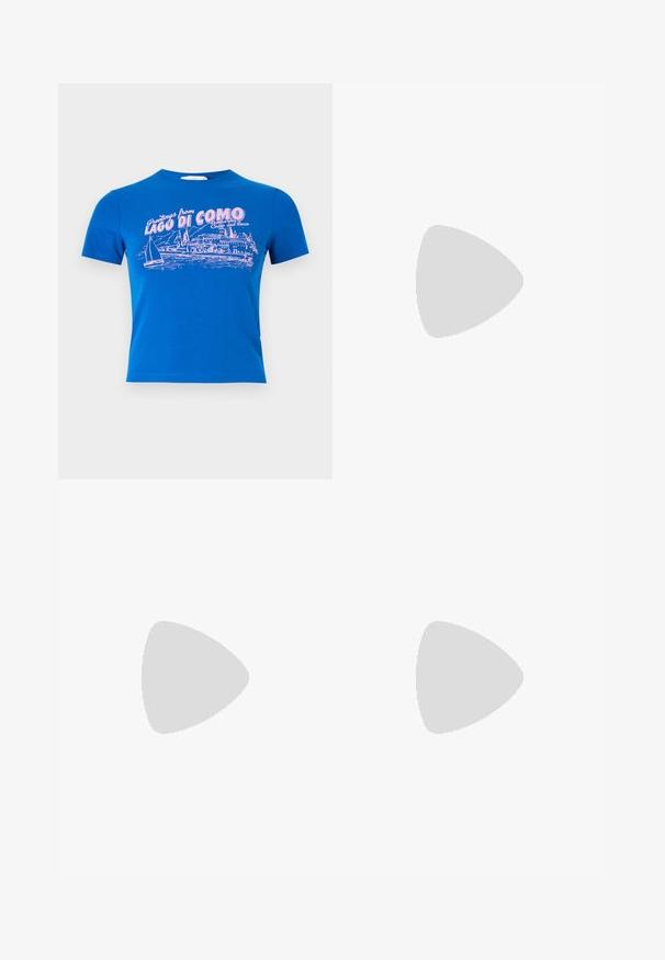 Blauwe katoenen T-shirt met korte mouwen. Voorkant heeft een roze afbeelding van een merenlandschap met de tekst "Groeten uit LAGO DI COMO" en gebouwen.; Witte spijkerbroek met een hoge taille, voorzien van een tan leren label op de achterkant en een klein rood logo-label op de achterzak.; Roze suedine sneaker met grijze accenten, gestroomlijnd ontwerp, textuur upper en zwarte rubberen zool. Kenmerkt het Puma-logo aan de zijkant.; Miriade A SPALLA HILARY - Schoudertas - azzurro