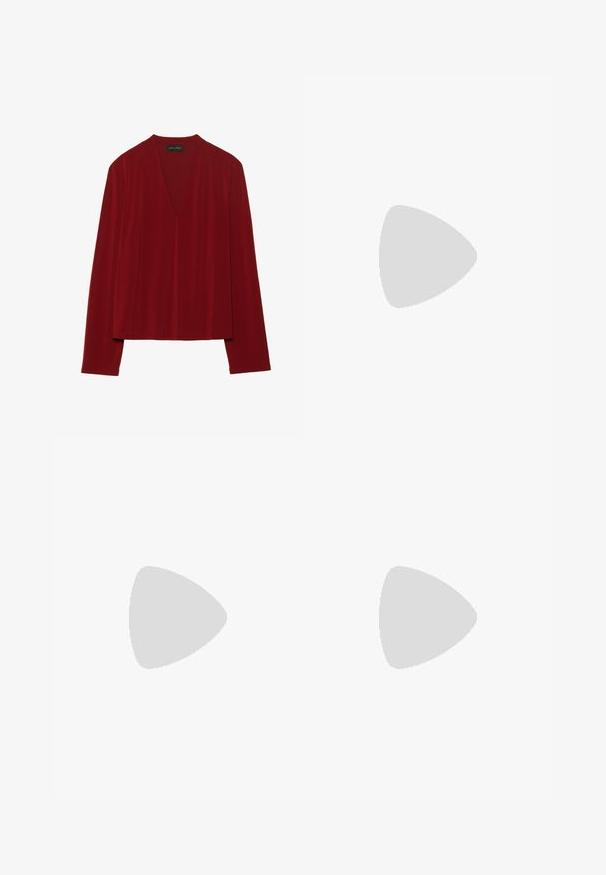 Haut rouge à manches longues en tissu doux, présentant un décolleté en V profond et une coupe décontractée. Texture lisse et minimale sans motifs visibles.; Robe rouge sans bretelles en tissu doux ; elle présente un ruché au niveau de la poitrine et une coupe droite qui tombe à mi-genoux.; Escarpin à talon aiguille en cuir verni noir avec un bout pointu, un talon bloc rectangulaire et des accents en métal doré.; Sac à épaule en cuir noir avec une forme incurvée, une bandoulière ajustable, des accents en matériel doré et une surface lisse et texturée.