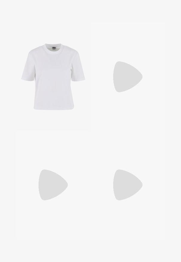 T-shirt blanc à manches courtes en coton, avec un col rond, une coupe décontractée et une texture lisse avec des détails de couture minimaux.; Pantalons ajustés bordeaux en coton, avec fermeture à bouton, poches avant et longueur courte, associés à des baskets blanches.; Sandales à talon bloc en denim avec une bride de cheville, bout ouvert et une tige en tissu bleu texturé. Comprend un talon épais pour plus de stabilité.; Sac à main tissé blanc avec une poignée arrondie, doté d'une fermeture éclair et d'une texture rembourrée. Fini lisse et motif géométrique sur la surface.