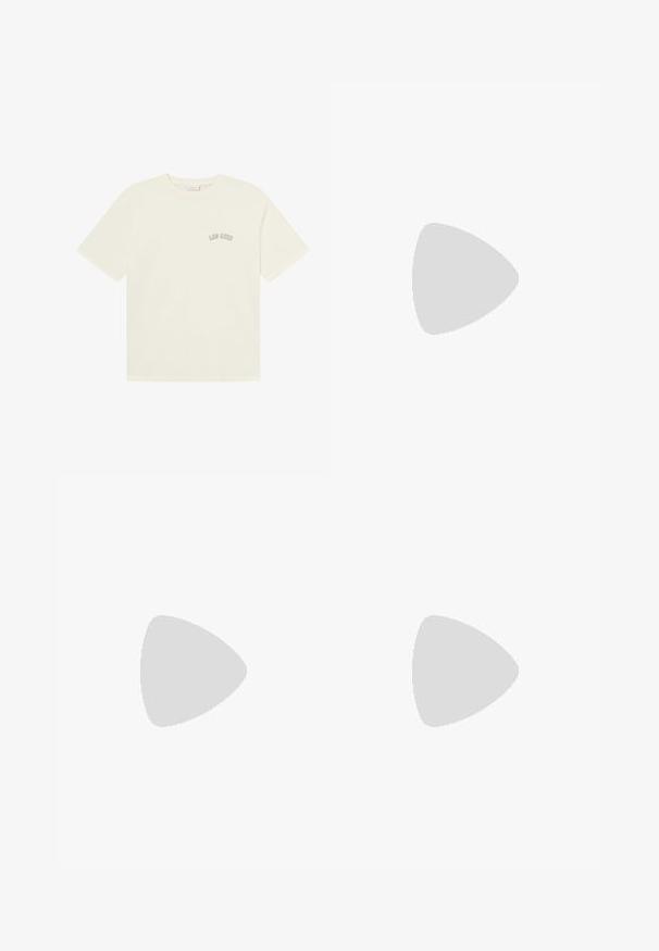 T-shirt en coton couleur crème à manches courtes et col rond, avec le texte "LES DEUX" dans un design courbé sur la poitrine.; Pantalons noirs à coupe droite, avec une taille plate et des plis. Fabriqués dans un tissu lisse, dotés d'une fermeture à bouton et de passants de ceinture.; Sandales en cuir marron avec deux brides réglables, surface texturée, semelle intérieure rembourrée et semelle en caoutchouc épaisse avec des accents de couture orange.; Lunettes de soleil en plastique noir avec des verres foncés. Conception de monture carrée mettant en avant des accents métalliques et un logo sur le côté extérieur de la branche.