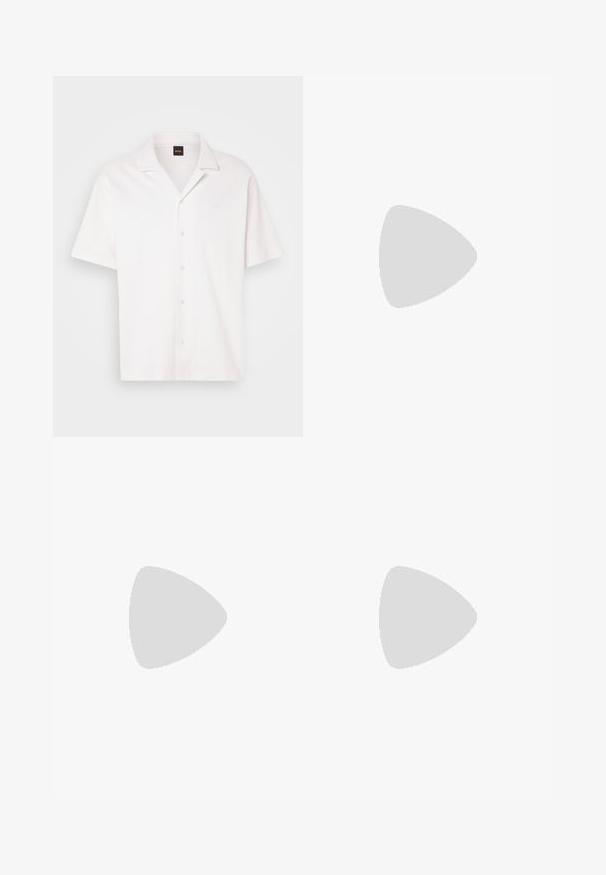 Camicia bianca a maniche corte in tessuto testurizzato. Presenta una chiusura con bottoni e un colletto a pattina; dettaglio logo discreto sul petto.; Pantaloni beige a vita alta con vestibilità dritta, caratterizzati da quattro bottoni frontali, pieghe e tasche laterali. Tessuto dalla consistenza liscia.; Mocassini in pelle nera con punta rotonda, dettagli cuciti e una piccola accentuazione dorata sul davanti. La suola è piatta e discreta.; Borsa a spalla in pelle nera con una lunga tracolla regolabile e chiusura con cerniera dorata sulla parte superiore, esposta su uno sfondo neutro.