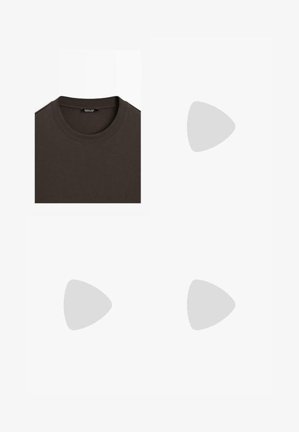 T-shirt a girocollo in cotone marrone con collo a coste. Presenta un'etichetta interna che indica "Massimo Dutti, Made in Portugal." Texture liscia.; Pantaloni a gamba larga in verde oliva, realizzati in un morbido tessuto testurizzato. Presentano una cintura elastica con coulisse e tasche laterali.; Sandali con tacco alto in suede beige, con una larga fascetta anteriore e una fascetta alla caviglia, dotati di un tacco blocco in legno spesso con una finitura testurizzata.; Borsa a spalla in pelle marrone con due manici lunghi, forma rettangolare strutturata, texture liscia e dettagli di cucitura sottili.