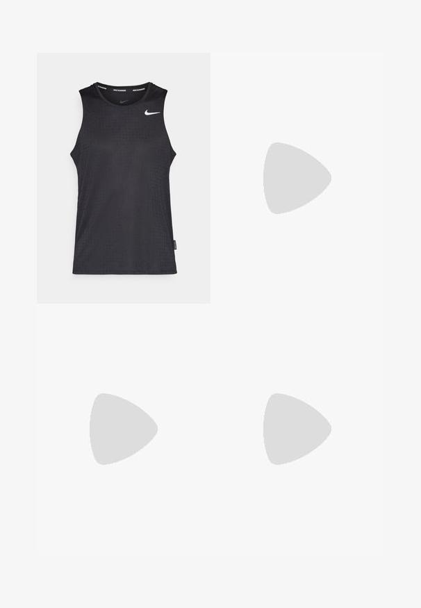 Fekete ujjatlan sporttank top sima anyagból, drága mintázattal és egy kis fehér Nike logóval a mellrészen.; Fekete sportnadrág, elasztikus derékpánttal és húzózsinórral, oldalsó hasítékokkal és sima textúrával, fekete zoknikkal és cipőkkel párosítva.; Fehér sportcipő zöld akcentussal, fekete logóval, hálós felsőrésszel, párnázott talppal és kerek sarkú kialakítással. Felszereltségében fűzők és kontrasztos részletek találhatók.; Fekete sportkesztyűk, texturált anyagból, fényvisszaverő Nike logóval és mintázott tapadással az ujjakon a jobb fogás érdekében.