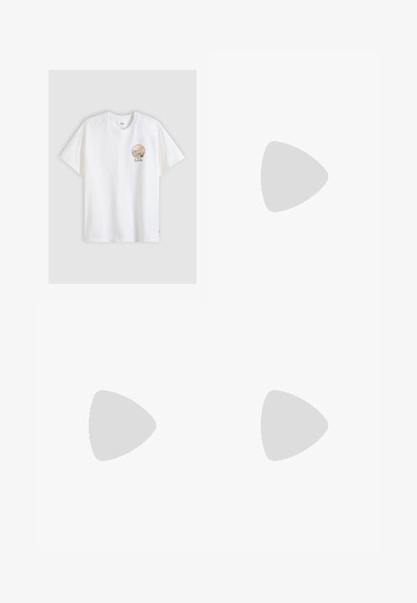 Hvid bomulds t-shirt med et rundt grafisk motiv af bjerge og solnedgangsfarver. Brandnavnet "Levi's" vises inden for designet.; Brune ternede shorts med et struktureret mønster, der har en klassisk pasform, fem lommer og metalbeslag i taljen.; Beige og grå sneakers med en blanding af ruskind og mesh materialer. Har en hvid mellemsål og en gummimaterialesål. Standard snørebåndsdesign.; Runde solbriller med skildpadde mønster, grønne linser og tynde stel. Pynter med metal detaljer og teksturerede stænger.