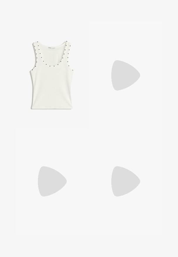 Top senza maniche bianco realizzato in tessuto a costine, con borchie nere lungo il collo e le aperture delle braccia. Design semplice e aderente.; Gonna di colore crema con una texture morbida e liscia, design svasato e orlo scallop. Presenta una ampia vita elastica per il massimo comfort.; Mule con stampa leopardata e tacco a stiletto nero basso. Parte superiore in tessuto morbido con dettaglio a nodo anteriormente e suola piatta e liscia.; Borsa a tracolla intrecciata marrone con silhouette arrotondata, dotata di manico superiore e superficie testurizzata. Design compatto con base piatta per maggiore stabilità.
