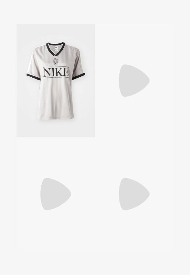 Jersey de Nike a rayas grises con un cuello en V negro, que presenta un logotipo negro prominente y detalles en blanco en las mangas.; Pantalones cargo grises de pierna ancha con cierre de botón, dos bolsillos laterales y un bolsillo con solapa. Hechos de un tejido duradero con una textura suave.; Botas de cuero gris hasta la pantorrilla con un diseño holgado, punta afilada y tacón apilado. Detalle de costura notable en la zona de los dedos.; Gafas rectangulares negras con lentes de tinte púrpura, con un marco grueso y laterales planos, que destacan por su diseño moderno.; Bolso de pana gris con dos asas cortas, un bolsillo delantero y una prominente letra "K" en negro. Tiene cierre de botón y material texturizado.