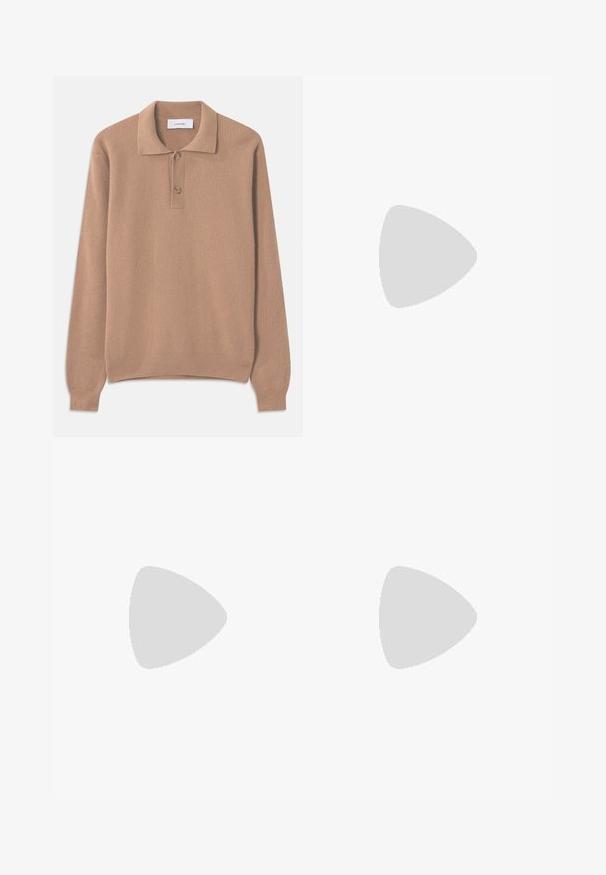 Beige gerippter Strickpullover mit langen Ärmeln, einem Polokragen und zwei Knöpfen an der Knopfleiste. Weiche Textur und gerader Saum.; Helle beige Hosen im geraden Schnitt, aus einem glatten Stoff gefertigt. Mit einem Gürtelband und klaren, maßgeschneiderten Nähten.; Stuart Weitzman HAMPTONS BUCKLE LOAFER - Slipper - dark brown; Mehrfarbige Perlenkette mit dunkelblauen, roten und gelbenPerlen, durchzogen von silbernen Akzenten und einem baumelnden Charm.