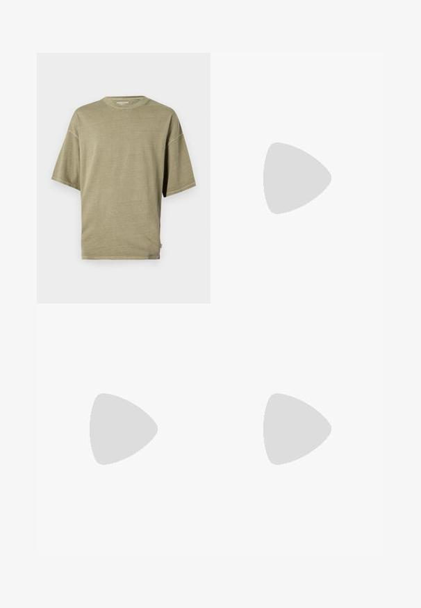 T-shirt de mangas curtas em verde-azeitona, feito de tecido suave, com decote redondo e um corte descontraído com costuras visíveis.; Calças cargo com padrão de camuflagem, confeccionadas em material leve, com cintura ajustável por cordão, bolsos laterais e uma combinação de tons e padrões terrosos.; Tênis pretos com cabedal em couro texturizado com relevo de crocodilo, bico arredondado e sola de borracha branca em contraste, com acabamento suave.; Saco de mensageiro preto feito de material liso, apresentando uma aba dobrável, fechos de hardware prateados e uma alça de ombro ajustável.