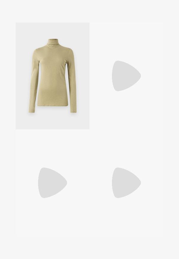 Langarm-Turtleneck-Top in hellem Olivgrün, mit schlanker Passform und glattem, leicht strukturiertem Stoff ohne Verzierungen.; Maßgeschneiderte schwarze Hose mit vertikalen Streifen, flachem Bund, zwei seitlichen Taschen und geradem Bein. Hergestellt aus einem glatten Stoff.; Schwarze Lederstiefelette mit spitzer Zehe, Stiletto-Absatz und einem goldenen Schnallenakzent an einem Riemen um den Knöchel. Glatte Textur.; Schwarze Handtasche mit strukturierter Form, glatter Textur und einem metallischen Verschluss. Kombiniert mit weiten schwarzen Hosen und offenen Sandalen auf einem Holzboden.